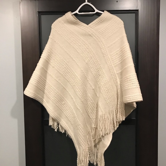 Soft cream poncho - Picture 3 of 4